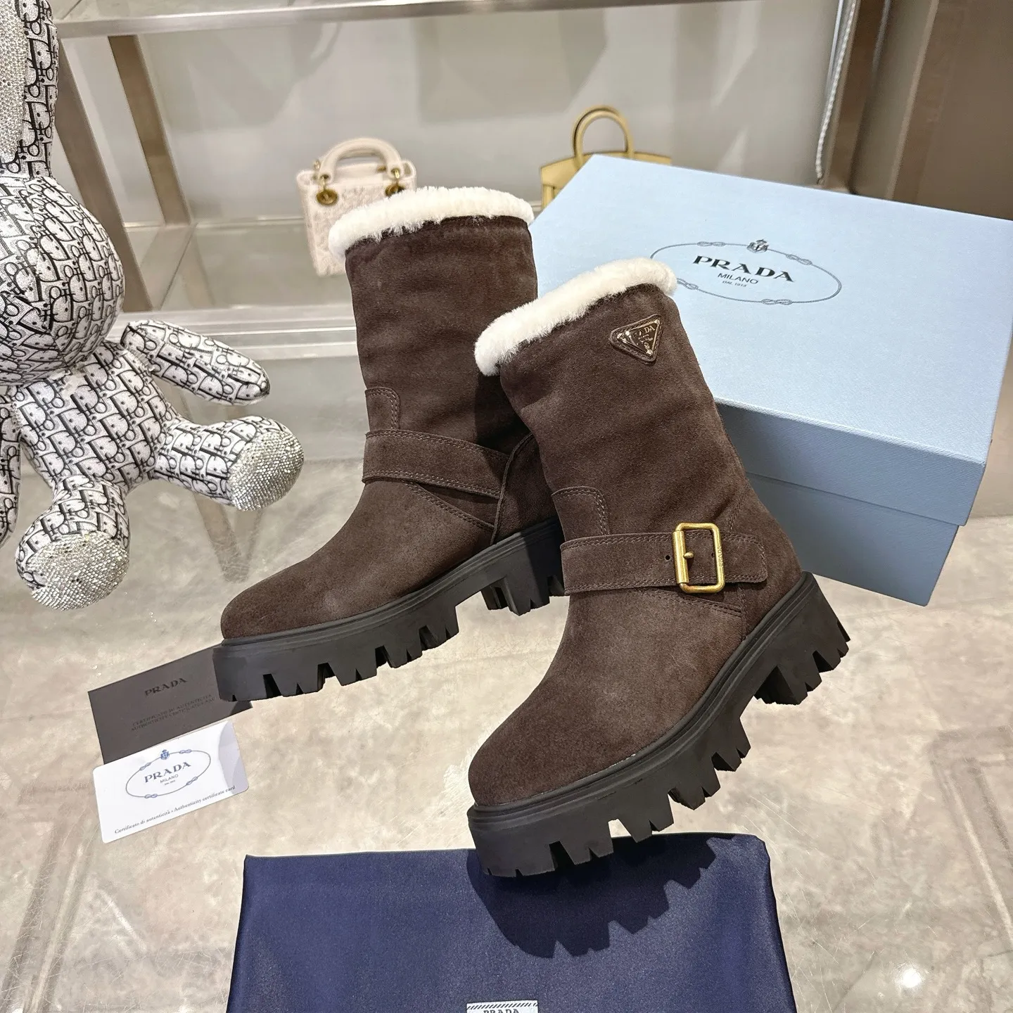 👟👟Ex-factory price 700👟👟 🔥Heavyweight🔥4050 Prada/PRADA autumn and winter snow boots counter new thick-soled anti-ski boots warm wool short boots, the same style as PRADA autumn and winter T-stage catwalk catwalk celebrity stars, original 1:1 replica, high-quality quality! The top version is comfortable on the feet and makes you look slimmer, elegant and intellectual! It is a rare pair of comfortable and warm casual snow boots! ❶Fabric: High mercerized cow suede/first layer cowhide ❷Lining: %100 pure wool imported from Australia ❸Feet: %100 pure wool imported from Australia ❹Outsole: Original TPU foam bottom Four-color women's sizes: 36–42. Complete packaging, with certified pure cotton bag after-sales service card.